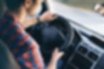 Homem que conduz no carro